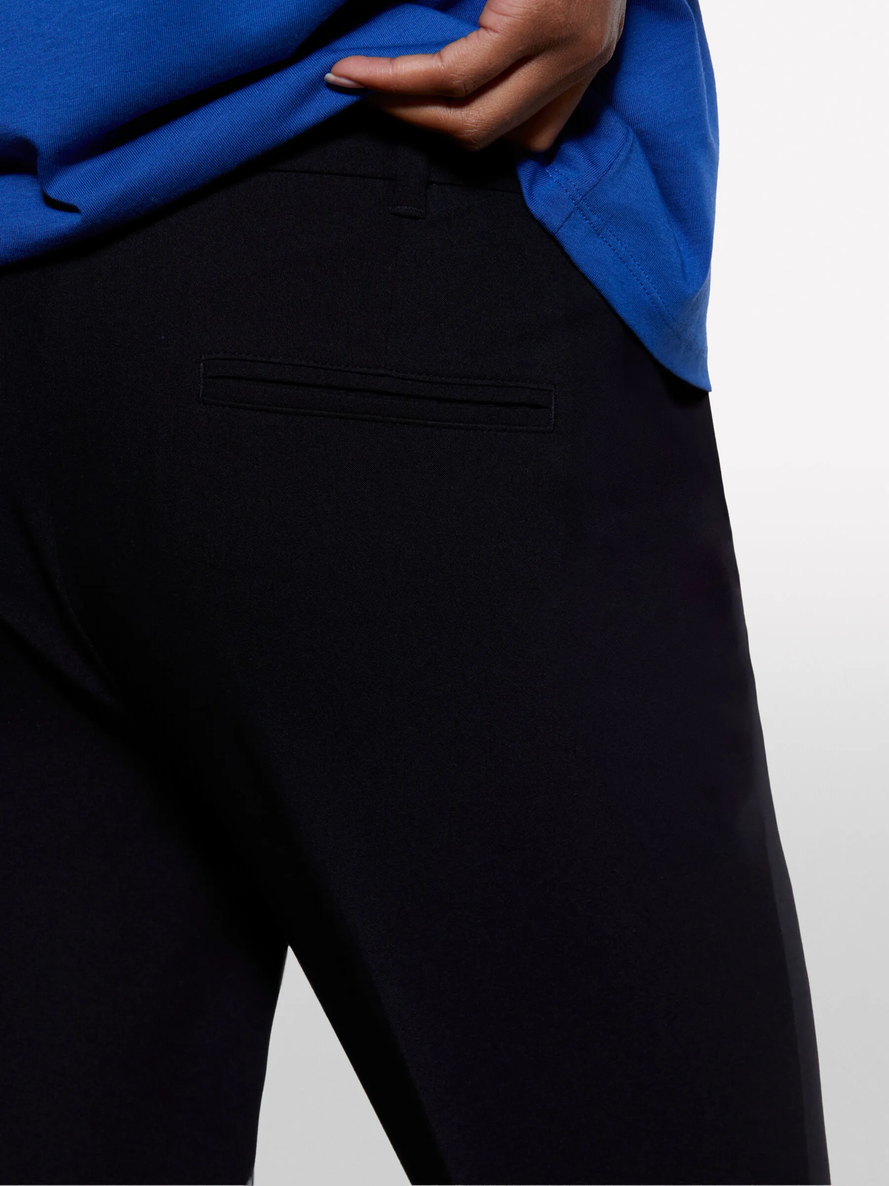 Pantaloni neri a sigaretta