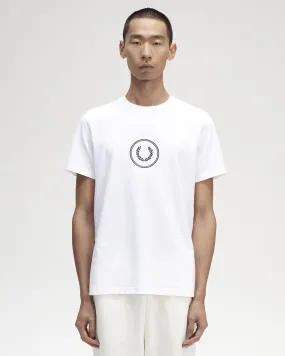 T-shirt bianca mezza manica con logo circolare ricamato sul petto